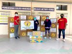 MR D.I.Y.’s representatives hand over the essential PPEs to one of the 136 beneficiaries, Hospital Pakar Sultanah Fatimah, at Muar, Johor